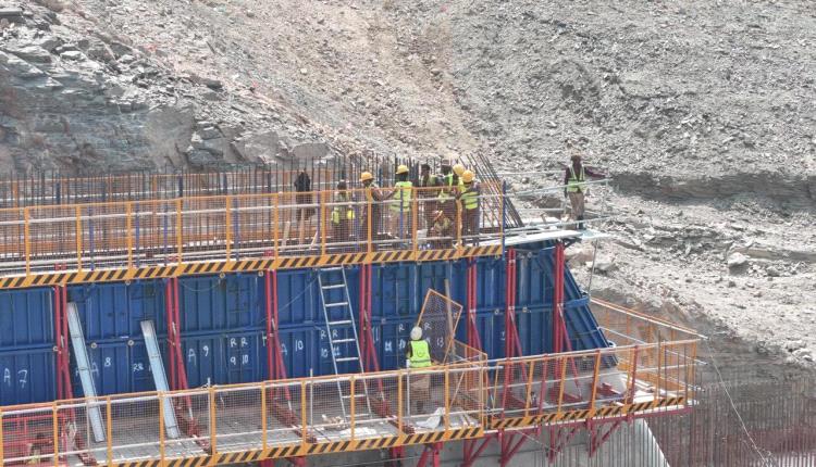 فريق إعلامي يقوده باعزب للاطلاع على مشروع استراتيجي هام في أبين يمهد لعودة سلة الغذاء للجنوب 