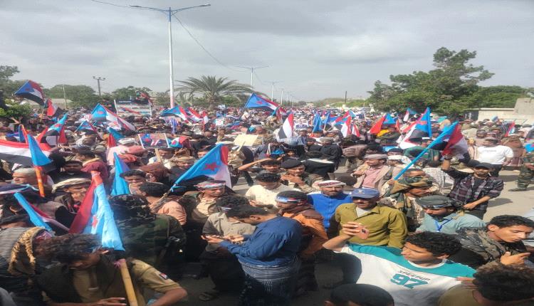 أبين تجمع الصفوف وتردّ على المتغنين بحبها