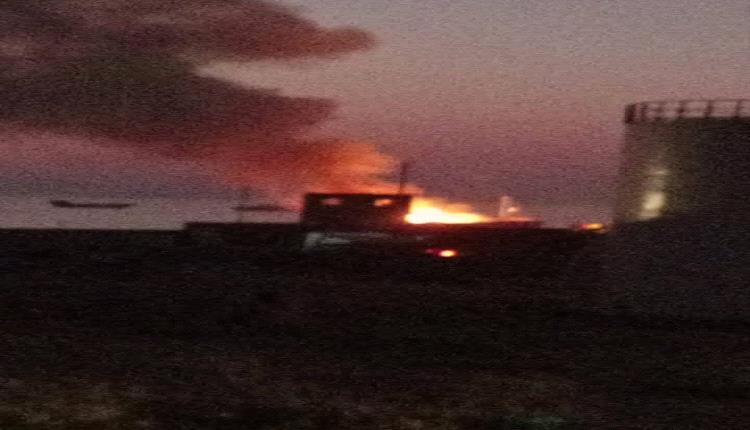 حريق يلتهم سفينة  في ميناء حولاف بسقطرى