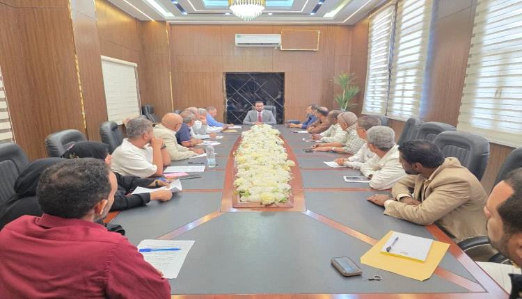 وزير الخدمة المدنية يترأس اجتماعاً موسعاً بعدن ويشدد على ضرورة تسهيل الإجراءات والمعاملات 