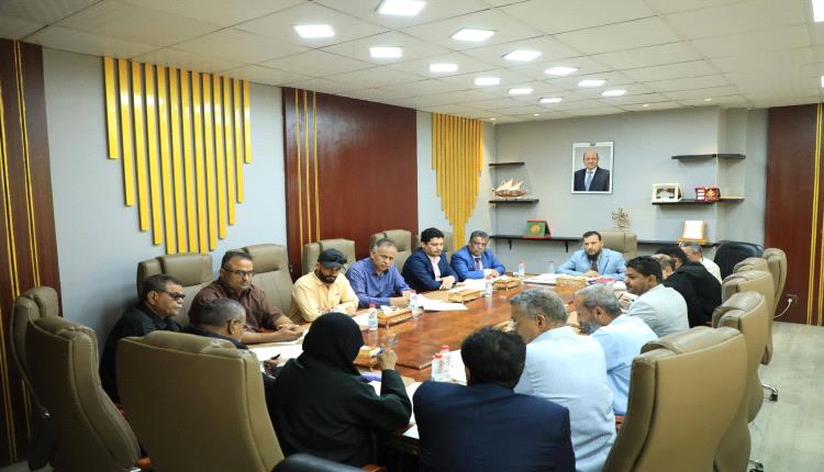 الأولوية للكهرباء والمياه والمجاري.. محافظ عدن يعتمد 212 مشروعاً خدمياً جديداً بـ "أولوية استثنائية"