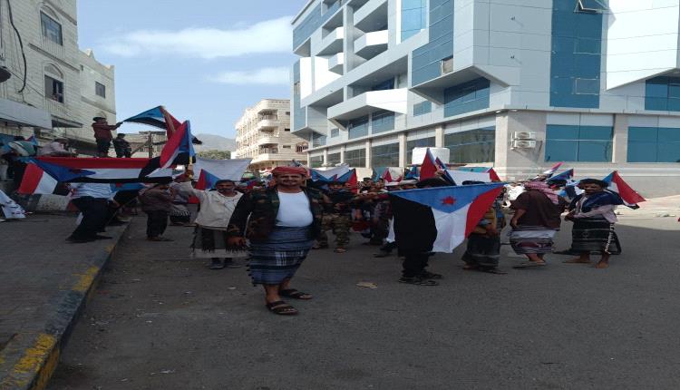 عاجل:بدء تجمع الجماهير أمام بوابة معاشيق في كريتر استجابةً لدعوة المجلس الانتقالي الجنوبي 