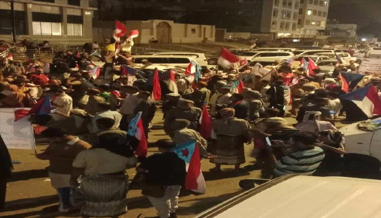 عاجل .. دوي كثيف من الاسلحة الآلية والدوشكا قبالة قصر معاشيق 