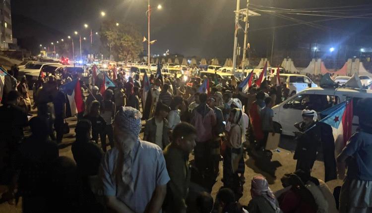 صور - بدء توافد الحشود الجنوبية إلى بوابة معاشيق تنديدًا بتواجد وزراء الشمال 