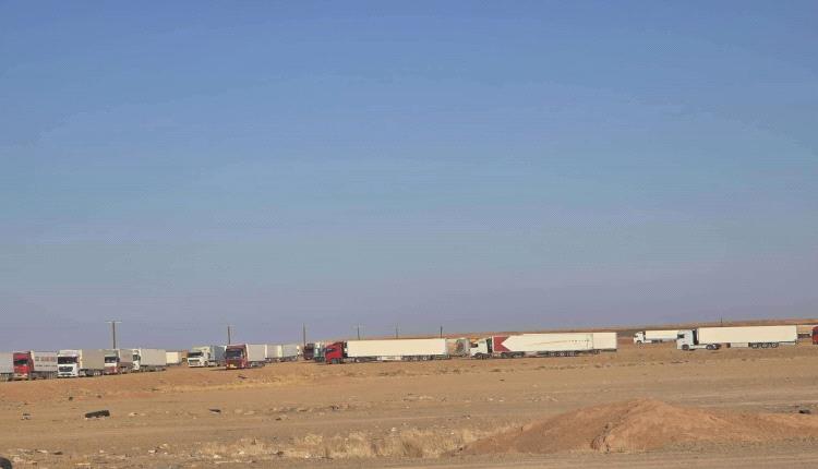 مئات السائقين يناشدون بإنقاذ محاصيلهم في منفذ الوديعة