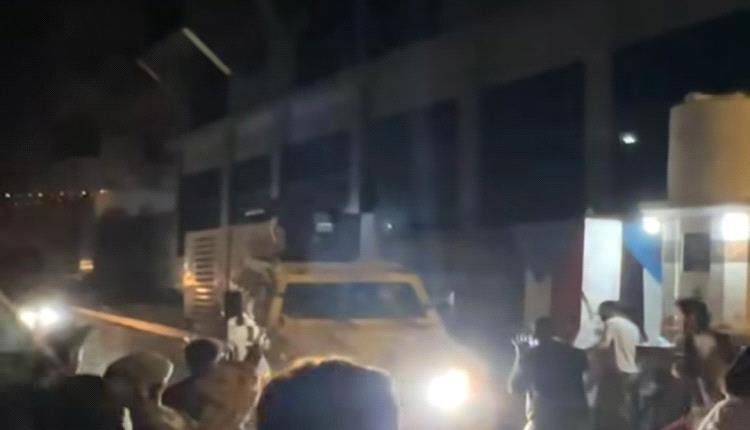 ما الذي حدث أمام بوابة معاشيق؟ شهادة ميدانية تروي التفاصيل 