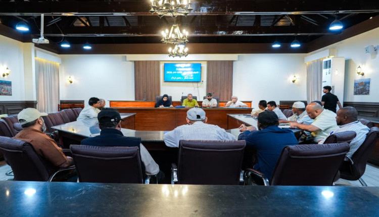 مدير صيرة يناقش مع فريق النزول الميداني المكلف من المحافظ آلية تنفيذ مشروع المسح الأولي للكفاءات 