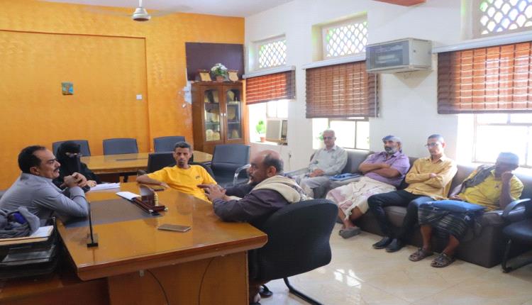 مدير عام خورمكسر يعقد اجتماعًا لمناقشة مستوى النظافة وضبط الأسعار بالمديرية 