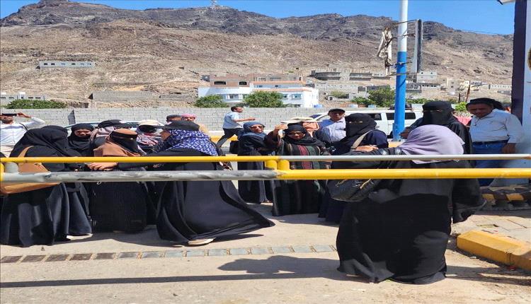 قوات عسكرية تغلق مبنى الأمانة العامة للمجلس لانتقالي في عدن 