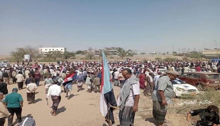 لحج تودع الشهيد "عبدالسلام الشبحي" وسط مطالبات بالعدالة وتشكيل لجنة تحقيق