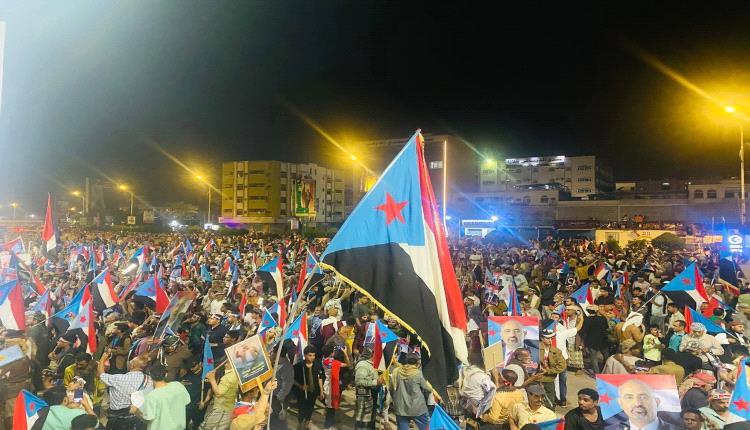 صور - حشود كبيرة من أبناء الجنوب في ساحة العروض بعدن للمشاركة في فعالية "الثبات والقرار" 