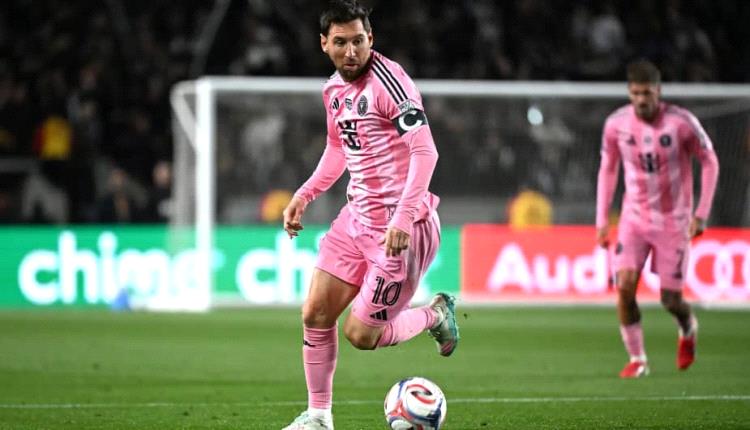 في مباراة القمصان الغريبة.. ميسي يسقط أرضًا بعد هجوم من خارج الملعب