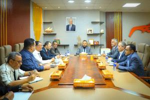 خلال لقائه كبير المستشارين للأمم المتحدة.. المحافظ شيخ يوجه بنقل مقار المنظمات إلى عدن 