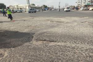 لحج.. طرق رئيسية متهالكة بحاجة إلى إعادة تأهيل