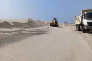 لإنهاء معاناة المسافرين.. الفرق الفنية تباشر تأهيل شريان الحياة الدولي الرابط بين عدن وأبين