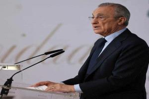 صفقة القرن؟.. فلورنتينو بيريز يخطط لخطف نجم برشلونة على طريقة فيجو