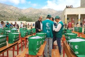 مركز الملك سلمان للإغاثة يوزع قسائم الكسوة الشتوية بمديرية القبيطة في لحج