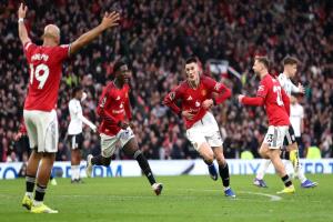 بانتصار مجنون.. كاريك يواصل إشعال ثورة مانشستر يونايتد