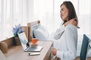 آلام الظهر والرقبة الناتجة عن الأعمال المكتيبة.. كيف نتجنبها