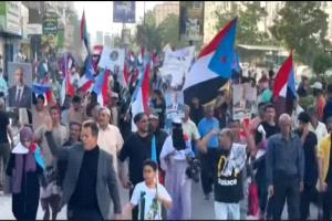 انطلاق مسيرة حاشدة في عدن دعماً للمجلس الانتقالي والتضامن مع أبناء شبوة وحضرموت