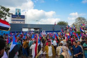 محتجون يجبرون قوات الأمن على إعادة فتح مقر الجمعية الوطنية للمجلس الانتقالي الجنوبي
