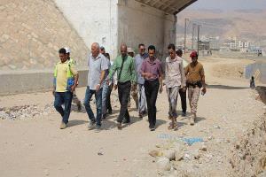 التوجيه بمعالجة المياه الراكدة في خور المكلا