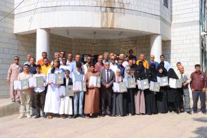 وزير التربية والتعليم يُكرم الطلاب المتفوقين الفائزين بجائزة "مكتب التربية العربي لدول الخليج" في عدن
