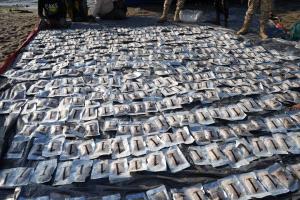 قوات العمالقة تضبط 450 ألف قرص كبتاجون وطاقم تهريب قبالة باب المندب