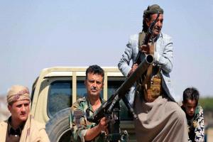 بسبب منشور على فيسبوك.. الحوثيون يختطفون طيارا متقاعدا
