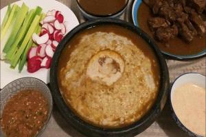 "العصيد".. وجبة يمنية تجمع بين موائد الأغنياء والفقراء في رمضان
