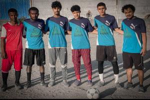 الكابتن "نزيه الصالحي" ينظم بطولة رمضانية للكرة الخماسية في مديرية مودية بمحافظة أبين