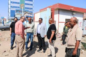 وكيل أول العاصمة عدن يتفقد سير العمل في إصلاح كسر بمحطة ضخ الصرف الصحي الرئيسية بالمصنورة