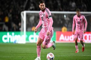 في مباراة القمصان الغريبة.. ميسي يسقط أرضًا بعد هجوم من خارج الملعب