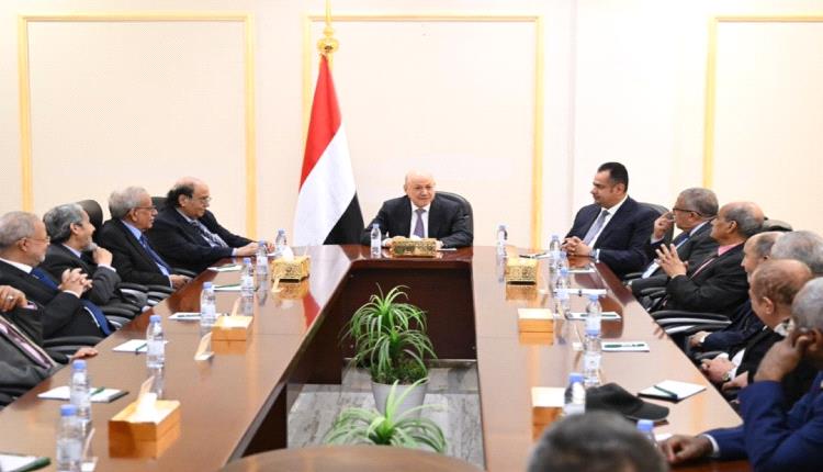 هروباً من الكهرباء والرواتب.. العليمي يخترع "معركة وهمية" مع الإمارات والانتقالي