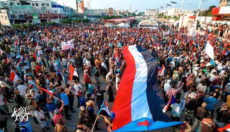 صور - حشود كبيرة في ساحة الاعتصام بعدن بعد وصول وفد أبناء أبين 