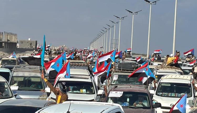 صور - موكب حاشد لأبناء أبين يصل مشارف عدن دعماً لمطالب إعلان دولة الجنوب 