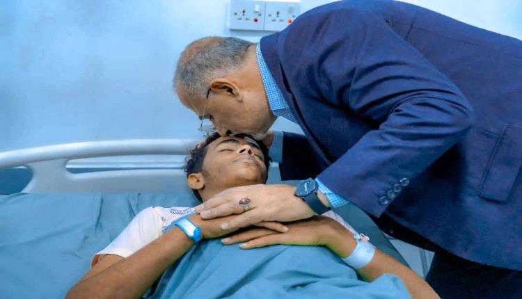 وفاءً للدماء الطاهرة.. الرئيس الزُبيدي يواسي جرحى القوات المسلحة الجنوبية في عدن
