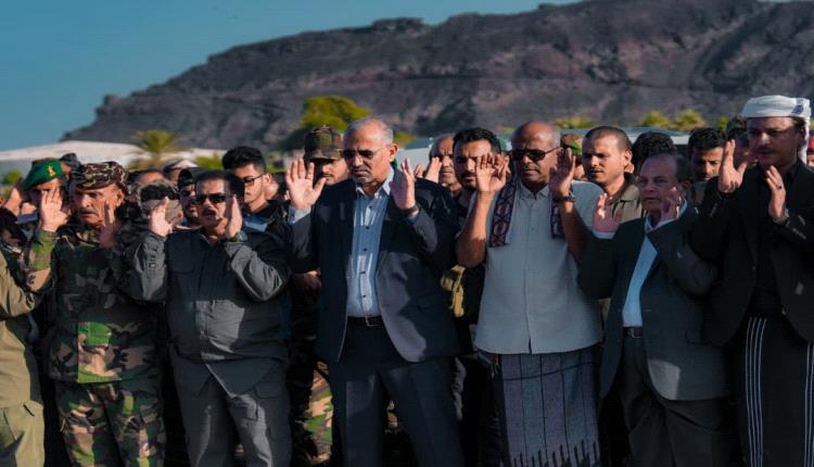 الرئيس الزُبيدي في مقدمة مُشيّعي شهداء عملية "المستقبل الواعد"