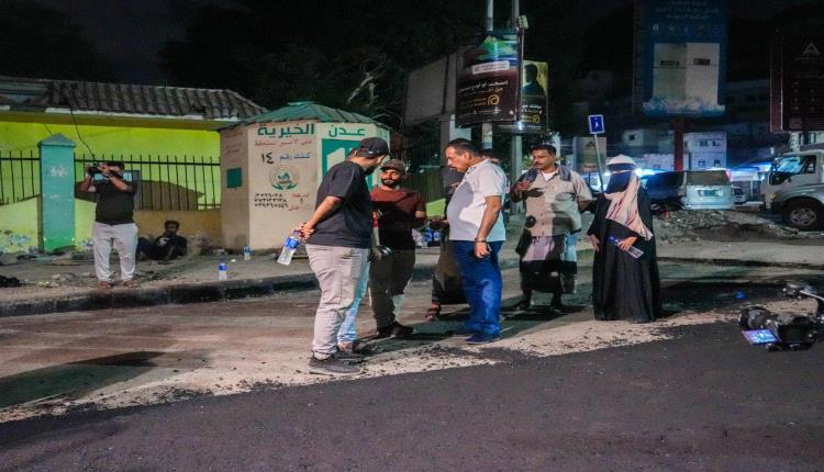 عدن..رئيس صندوق صيانة الطرق والجسور يدشن أعمال الإسفلت في مدخل الميدان بمديرية صيرة