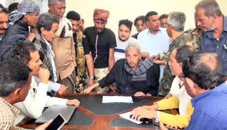 المحافظ تركي يشدد على أهمية الالتزام بالدوام والانضباط الوظيفي 