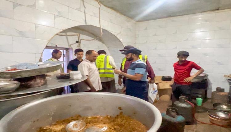 عدن.. حملة ميدانية لضبط المطاعم المخالفة لمعايير النظافة في صيرة 