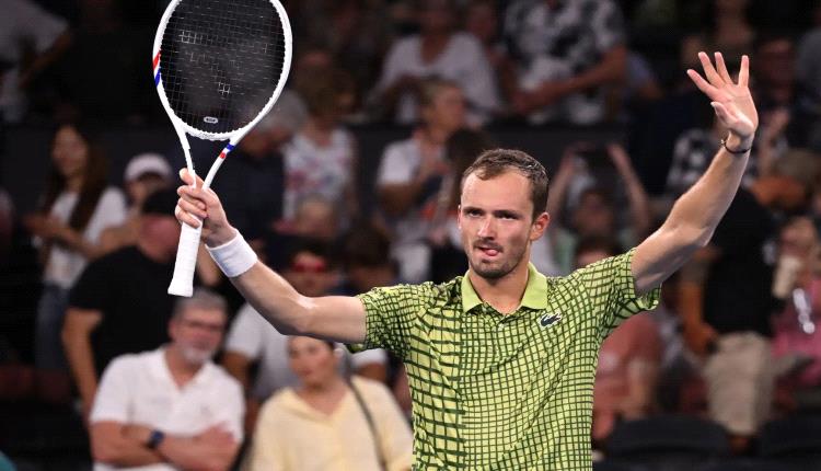 ميدفيديف يقلب الطاولة على ماشرزاك.. وكوستيوك تطيح بأندريفا في برزبين