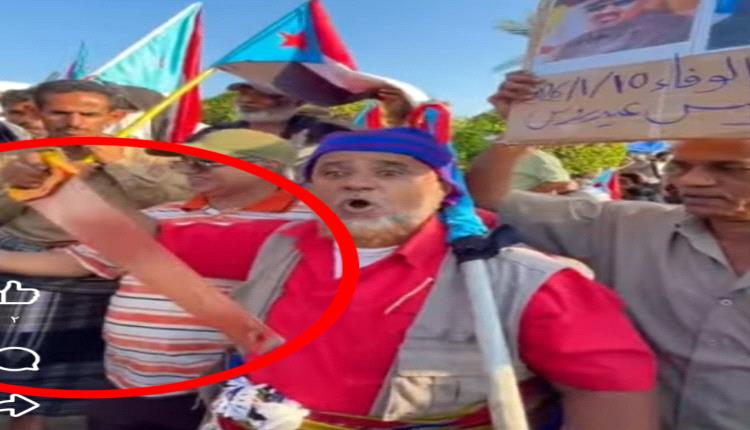 أمامه منشار وخلفه صورة الرئيس الزُبيدي.. مسن جنوبي يوجه رسالة حازمة من العاصمة عدن
