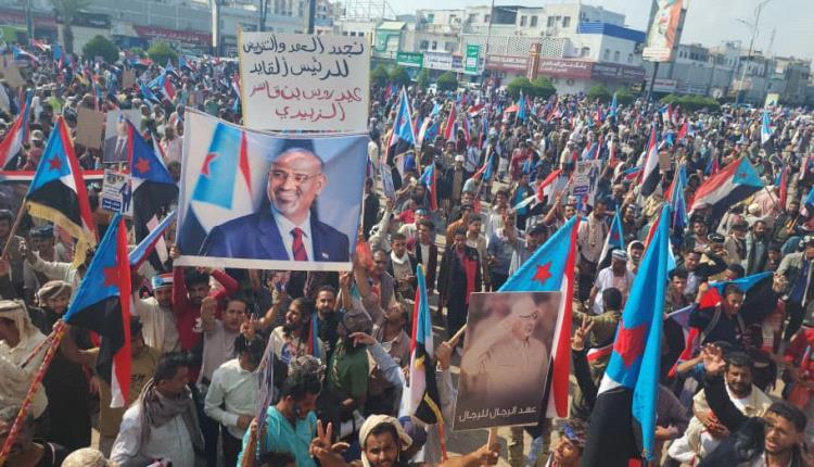 يحدث الان ساحة العروض...حشود جماهيرية مهيبة تجدد التفويض للرئيس الزُبيدي بعدن 