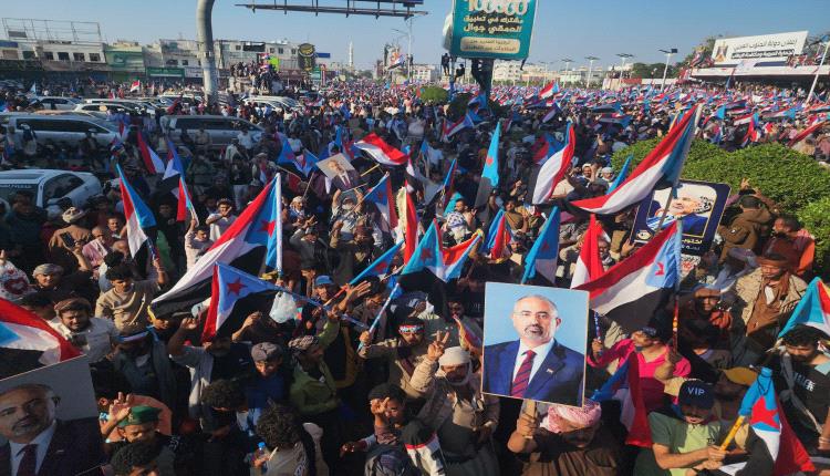 صور - الرئيس الزبيدي في ساحة العروض بعدن 