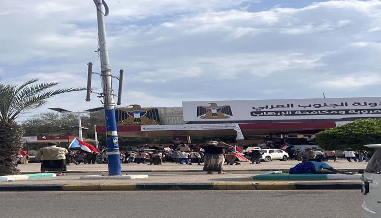 ساحة العروض بخور مكسر تستعد لاستقبال الحشود والعمالقة والحزام يؤمنون المداخل 