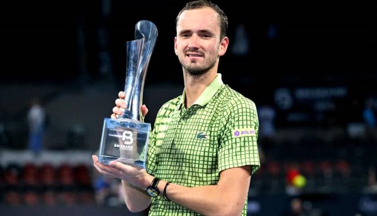 ميدفيديف يتوج بلقب برزبين وينضم لديوكوفيتش وسينر في قائمة خاصة