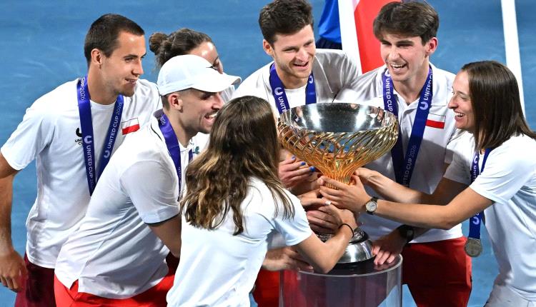 هوركاتش وشفيونتيك ينهيان العقدة ويقودان بولندا للقب كأس الاتحاد