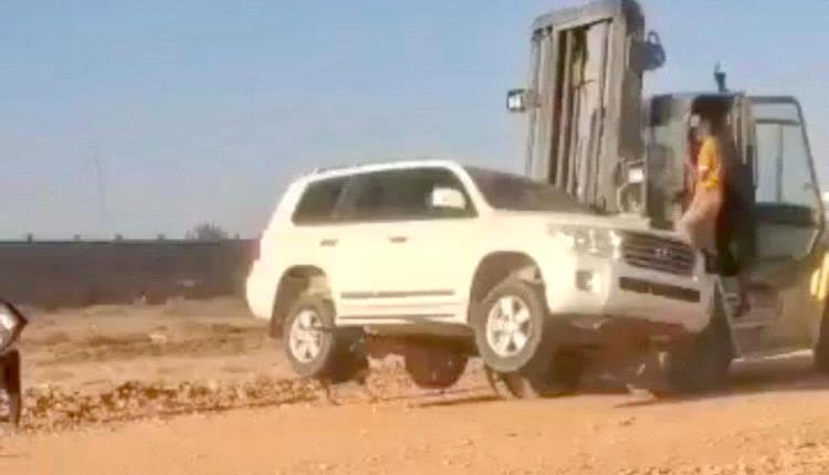 بعد هجوم لقبائل مارب محافظ حضرموت يفرج على من نهبوا المعسكرات والممتلكات 
