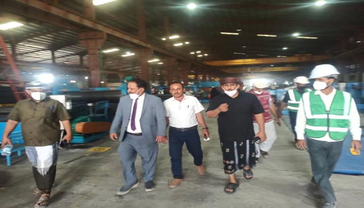 الصناعة بلحج تطلع على عملية الانتاج بمصنع "بن دول للحديد" وتؤكد مزيد من تسهيل الإستثمارات 